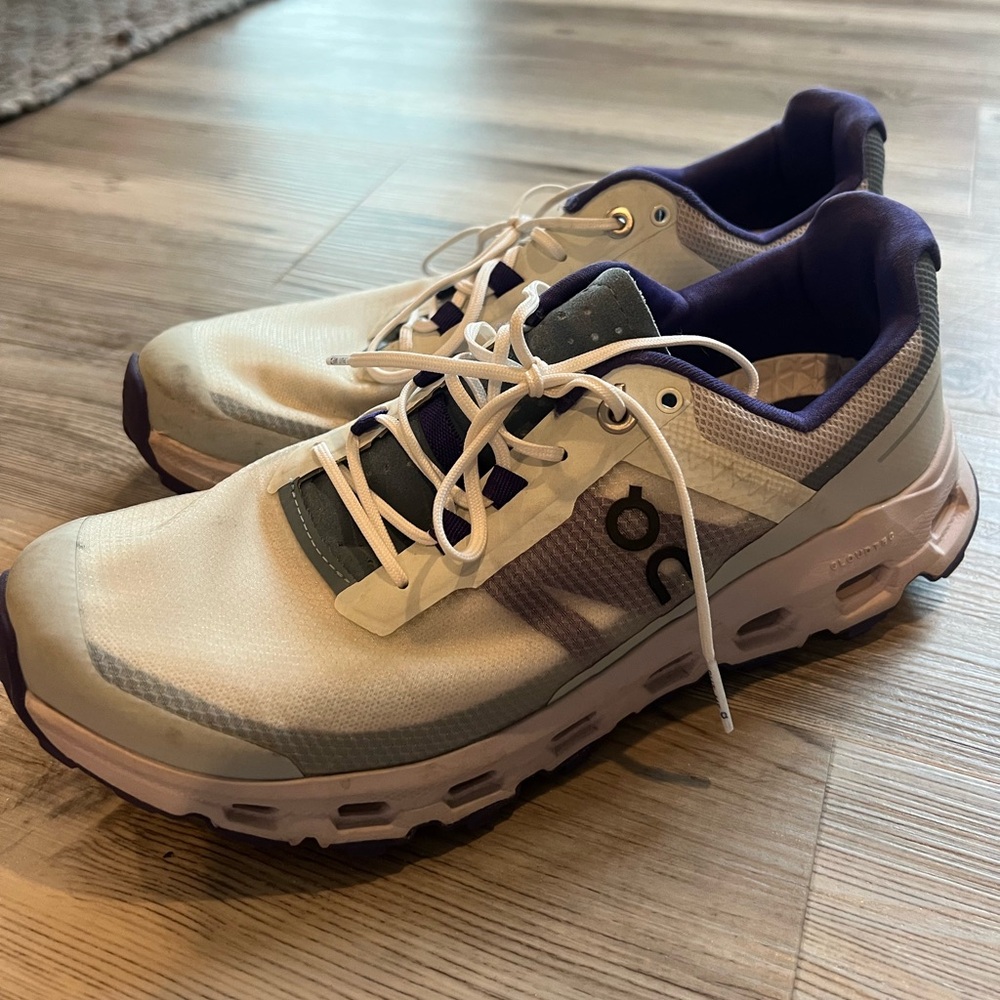 On Cloud CLOUDVISTA running shoes, women’s size 8. Read description